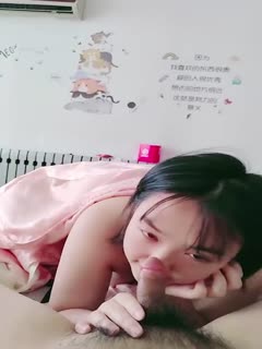 活泼可爱00后短发胖妹妹,肥美无比,大屁股太令人喜欢了,连着拍打好几下